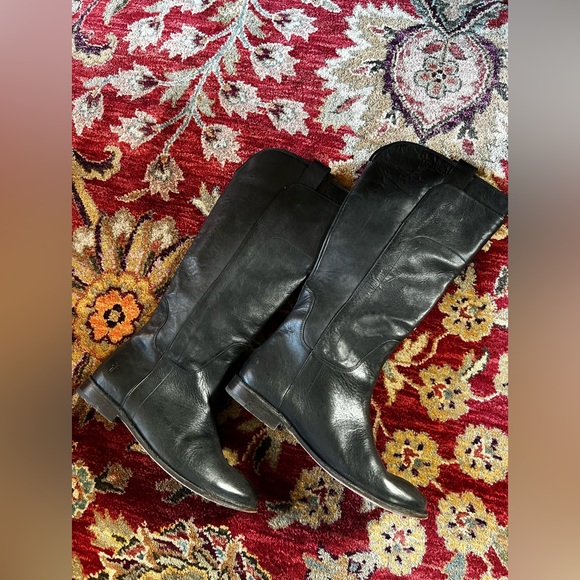 Ladies Frye Melissa boot in size 81/2..hardly worn on sole upper is like new. - Picture 3 of 5